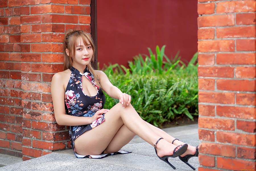 Girls in short dresses in Jingmen