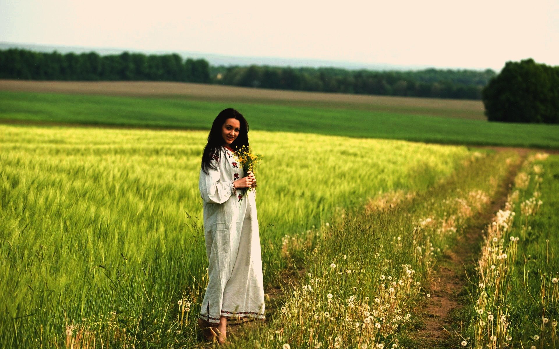 Women in Slavic costumes in Jingmen