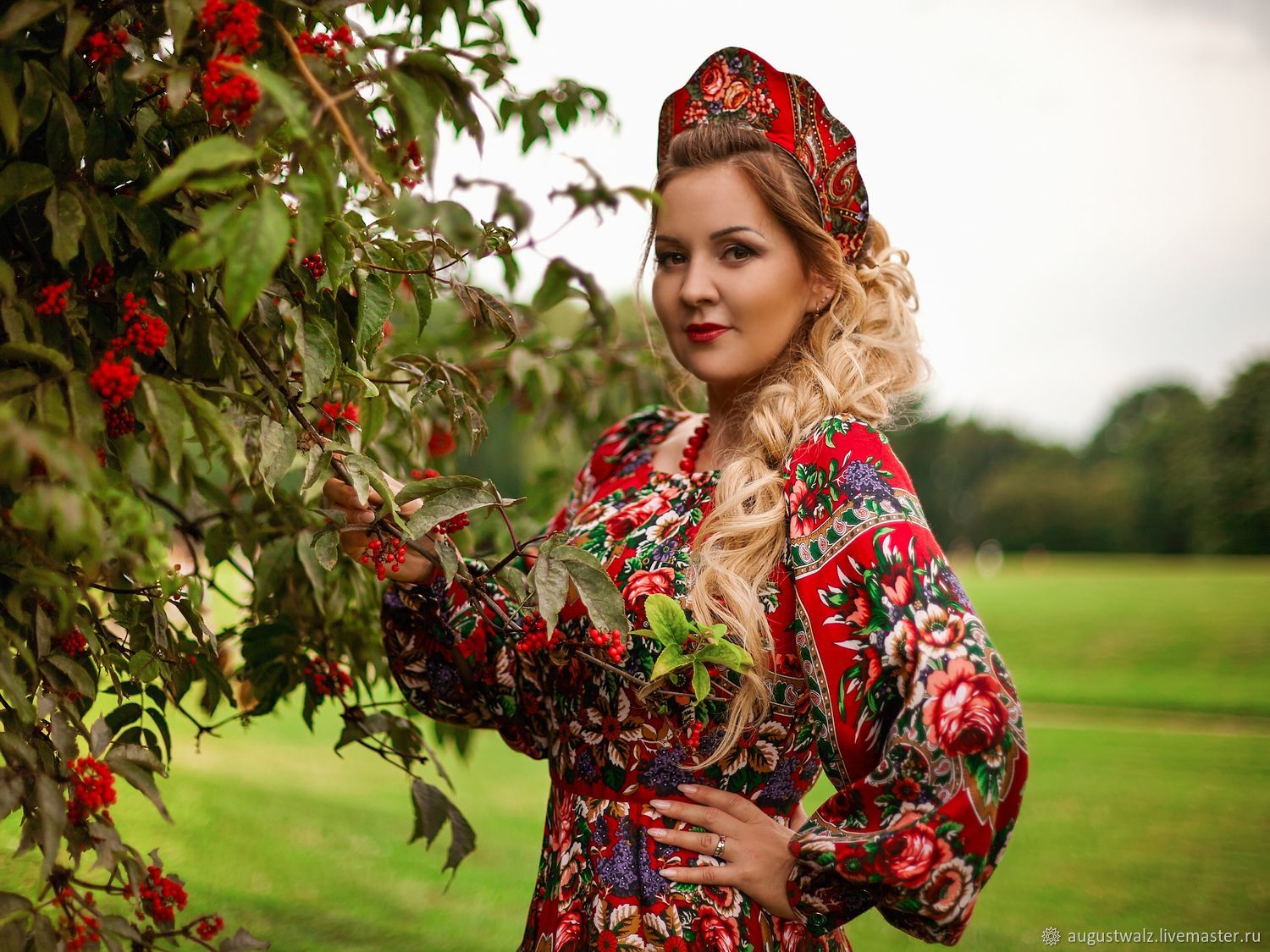 Women in Slavic costumes in Jingmen