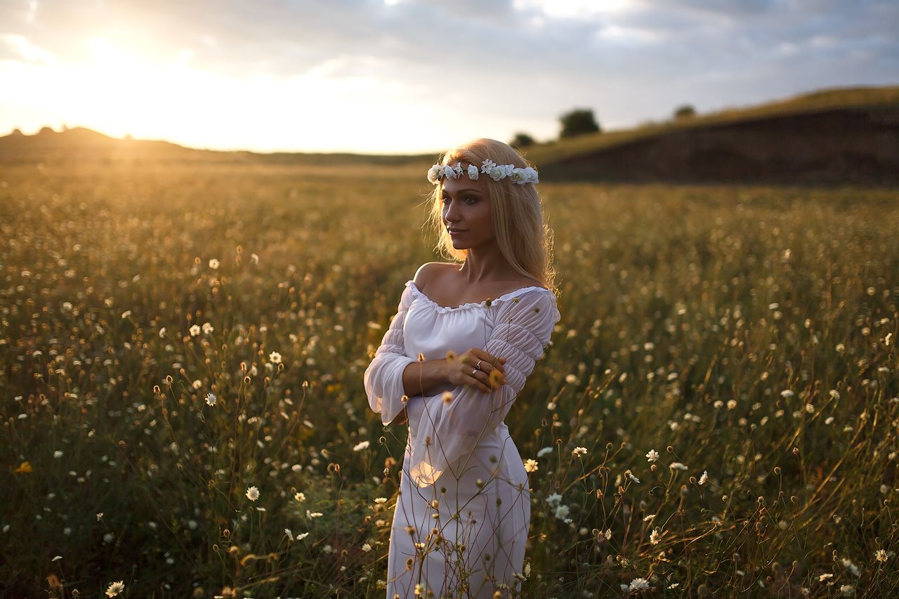 Girls in Slavic costumes in Jingmen
