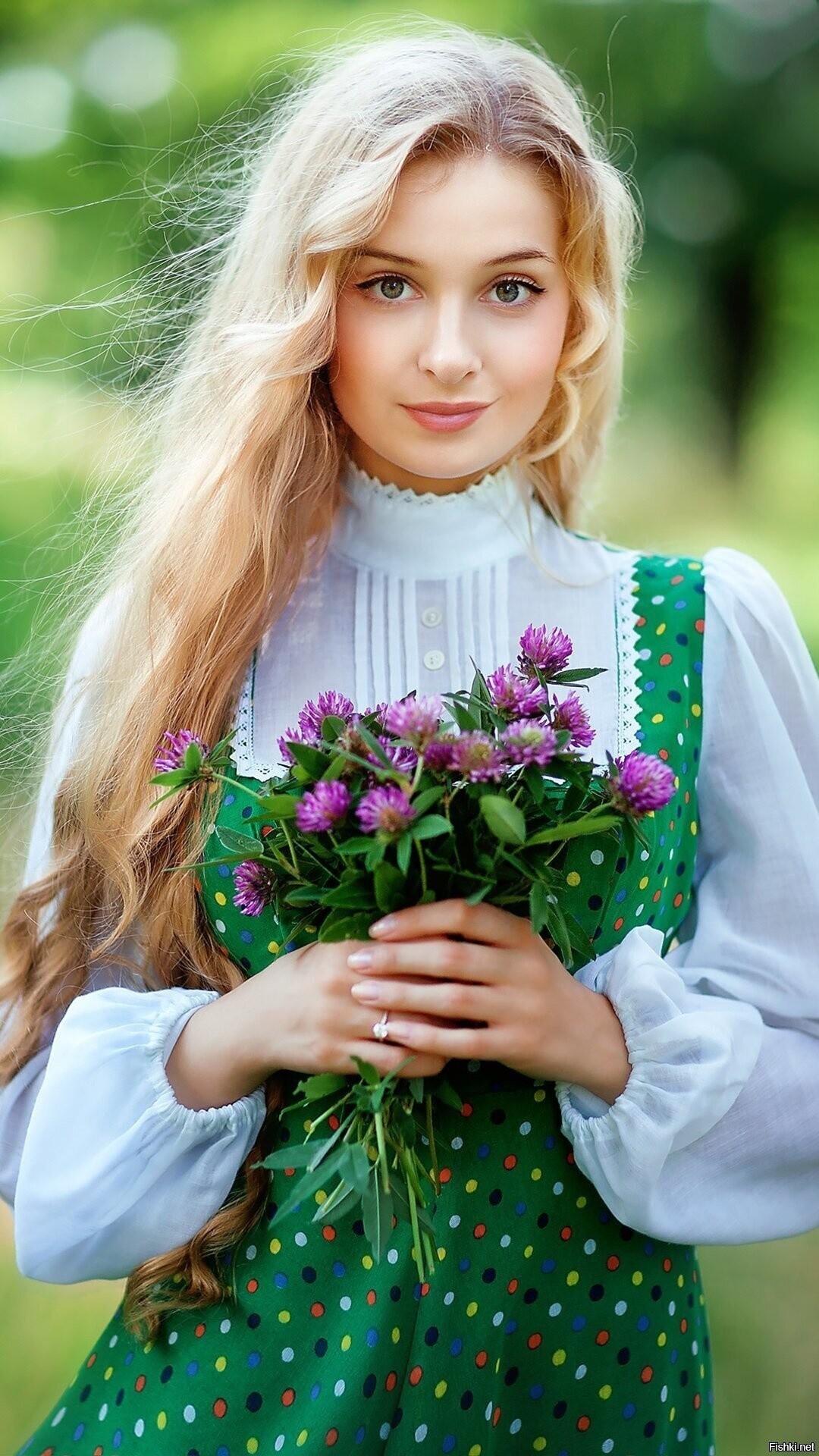 Girls in Slavic costumes in Jingmen