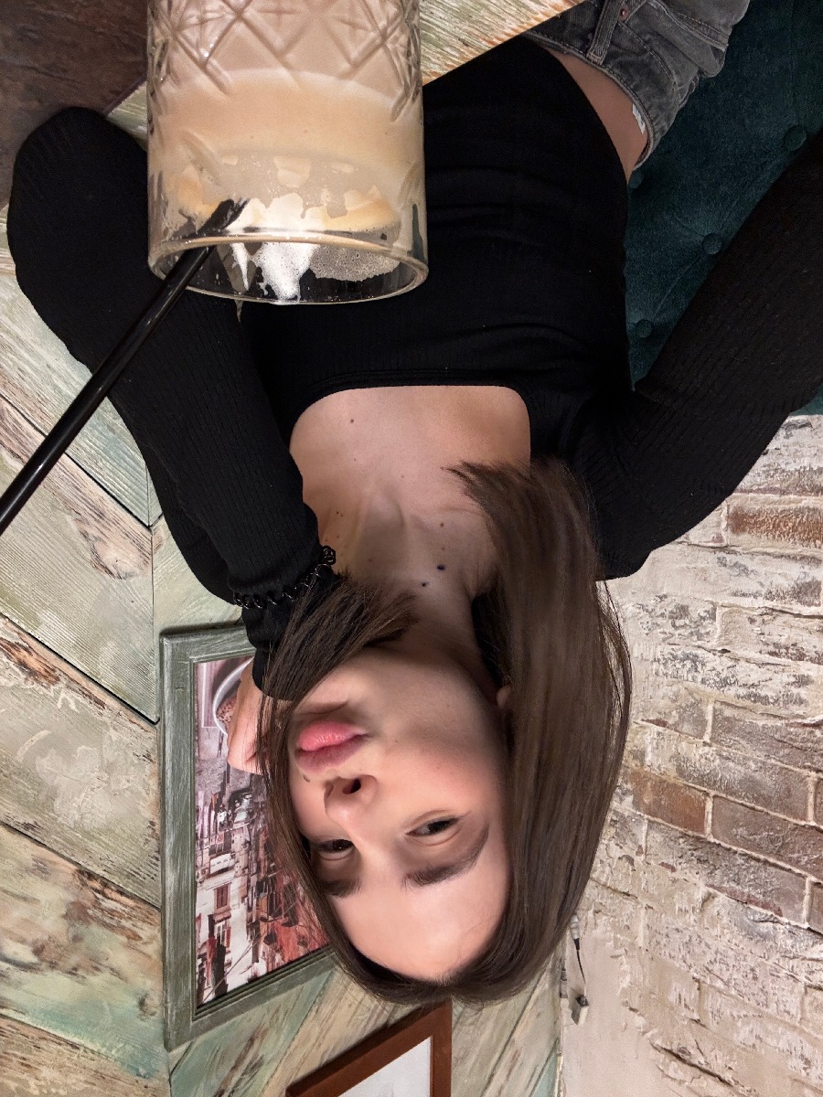 Fresh photos, fresh mood — Tina online in Jingmen